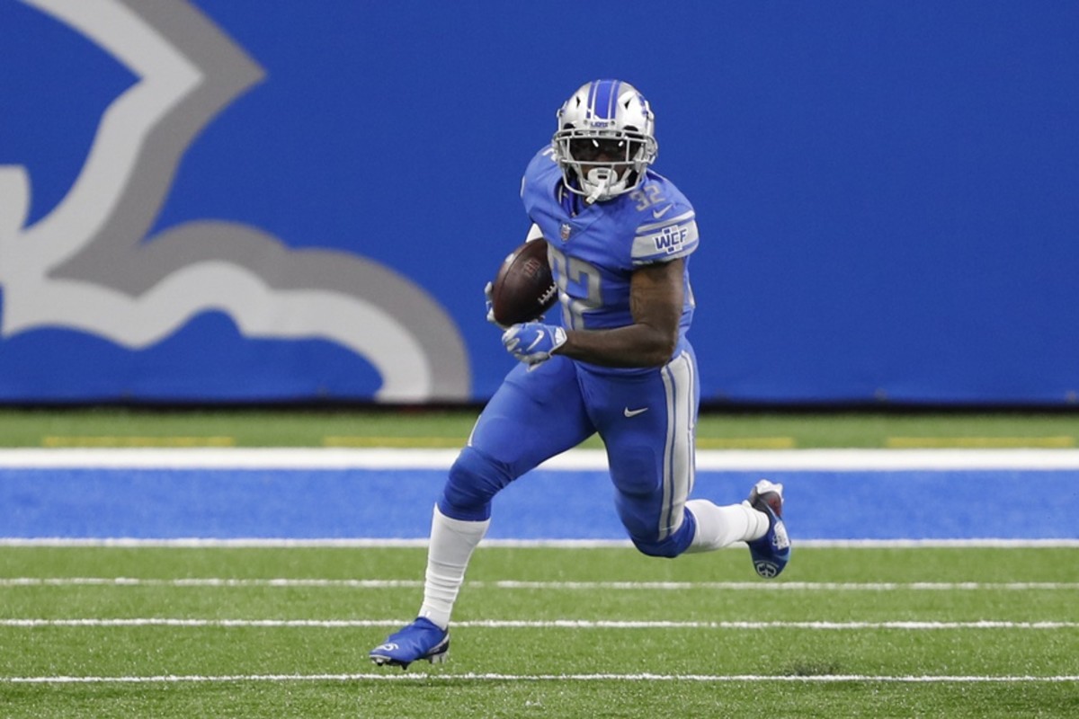 Swift carries the ball during the second quarter against the Packers. 